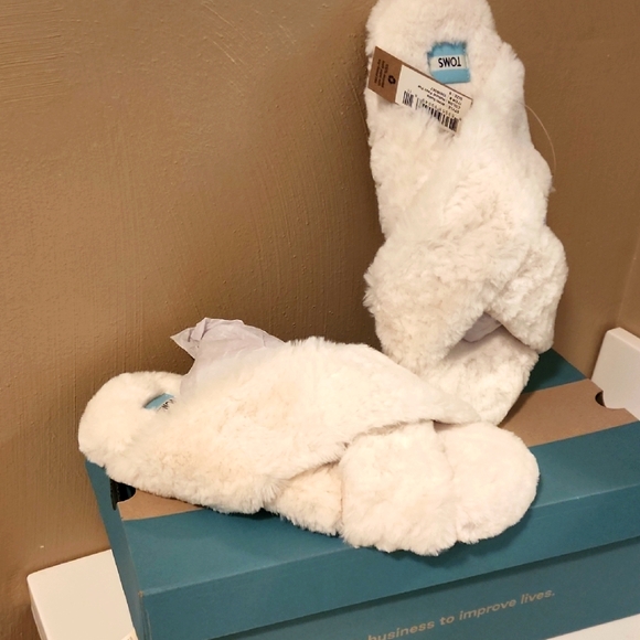 Toms Shoes - TOMS Natural Faux Fur Susie Womens Size 9  Fuzzy Slippers NIB New